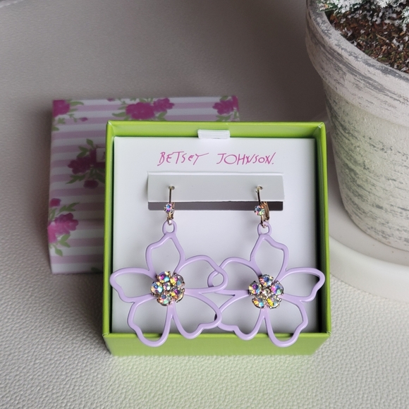 NWT Betsey Johnson pastel purple hollow enamel flower &  crystal earrings - Picture 5 of 5